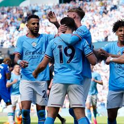 Der brandneue Meister Manchester City holt sich den Pokal mit