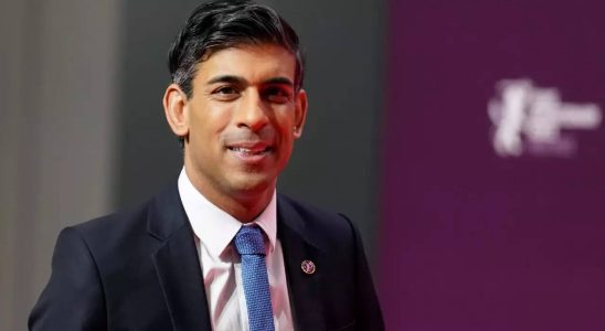 Der britische Premierminister Rishi Sunak liest bei der Kroenung von