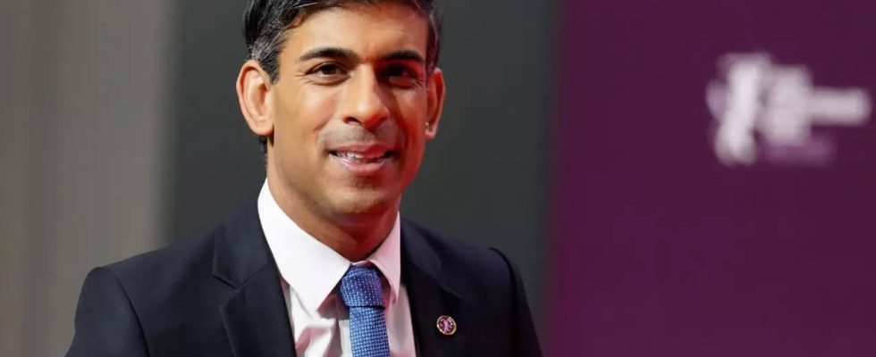 Der britische Premierminister Rishi Sunak liest bei der Kroenung von