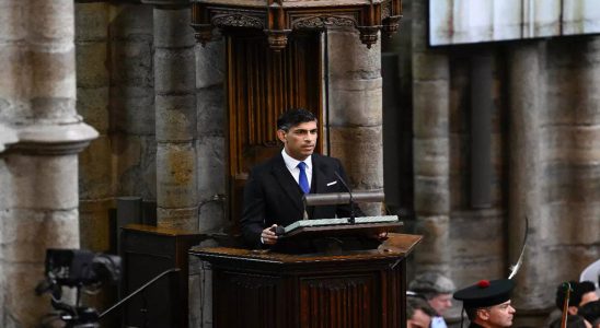 Der britische Premierminister Rishi Sunak liest bei der multireligioesen Kroenung