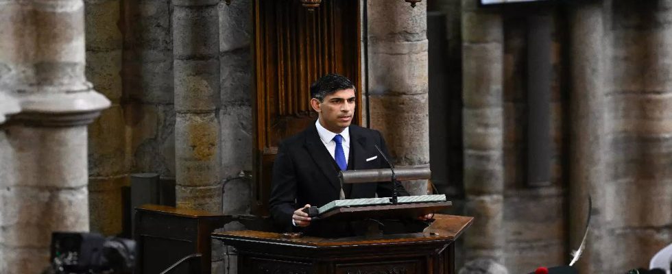 Der britische Premierminister Rishi Sunak liest bei der multireligioesen Kroenung