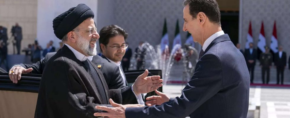 Der iranische Praesident Raisi haelt ein seltenes Treffen mit Assad