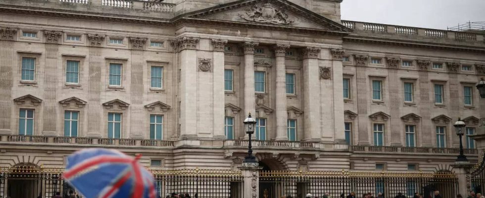 Die Londoner Polizei nimmt einen Mann vor dem Buckingham Palace