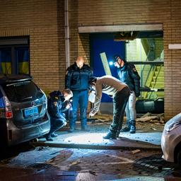 Die Polizei fuehrt praeventive Durchsuchungen in Rotterdamer Stadtteilen durch um