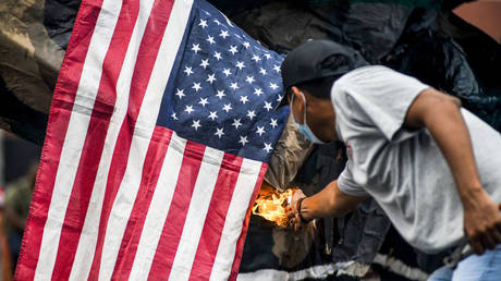 Die amerikanischen Eliten beginnen zuzugeben dass die Welt gegen die