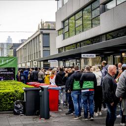 Die ersten Fans haben sich bereits Stunden vor Feyenoords Hommage