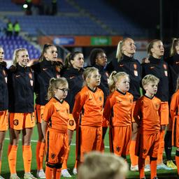 Die orangefarbenen Frauen spielen im geschlossenen WM Trainingsspiel gegen die Jungenmannschaft