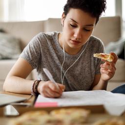 Dieses Essen kann Ihnen helfen konzentriert durch Ihre Pruefungen zu