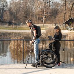 Erster Patient mit Rueckenmarksverletzung kann dank Implantaten Beine und Gehirn