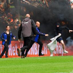 FC Groningen Ajax wegen Feuerwerk und Fan auf dem Spielfeld voruebergehend