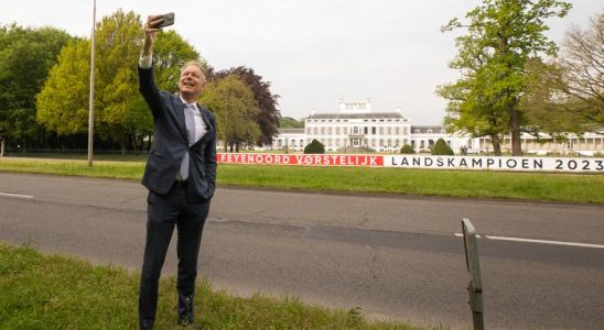 Feyenoord Fans verspotten King mit riesigem Banner im Soestdijk Palast Titel