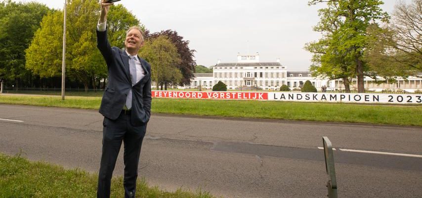 Feyenoord Fans verspotten King mit riesigem Banner im Soestdijk Palast Titel