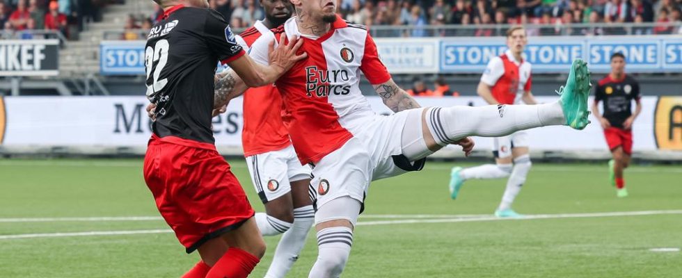 Feyenoord Trainer Slot ruft zum Handeln auf weil Excelsior keinen Kunstrasen