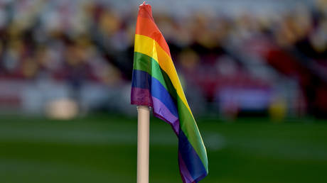 Frankreich will Fussballspieler fuer die Ablehnung von LGBTQ Trikots bestrafen –