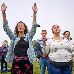 Gehen Sie zu einer Pfingstkonferenz Dann suchen wir Sie