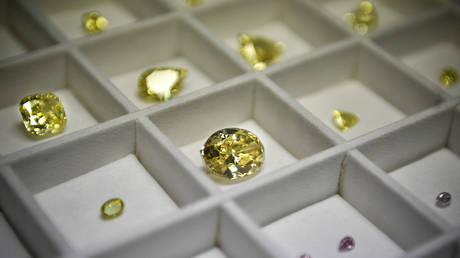 Grossbritannien verbietet russische Diamanten – World