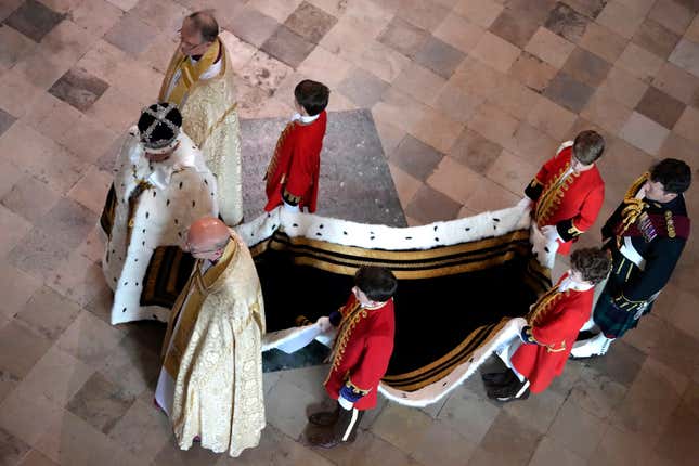 Prinz George (oben rechts) mit der Schleppe seines Großvaters.