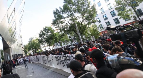 Hunderte von PSG Fans sind wuetend auf Messi und versammeln sich