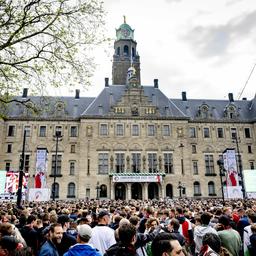 Ihre schoensten Feyenoord Erinnerungen „Euphorische Menschenmassen auf der Strasse Gestell