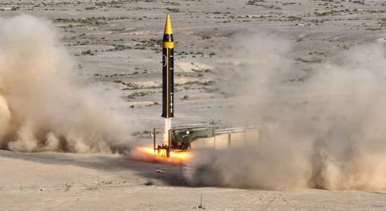 Iran stellt die neueste Version einer ballistischen Rakete vor inmitten