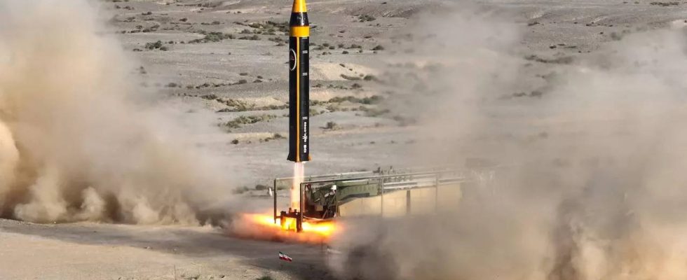 Iran stellt die neueste Version einer ballistischen Rakete vor inmitten