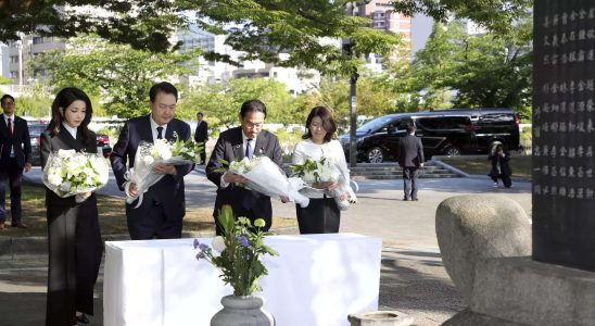 Japan Fuehrende Vertreter Japans und Suedkoreas beten am Denkmal fuer