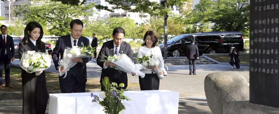 Japan Fuehrende Vertreter Japans und Suedkoreas beten am Denkmal fuer