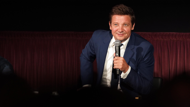 Jeremy Renner zeigt Erholung in Trainings und Laufvideos