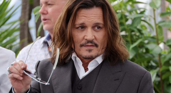 Johnny Depp verschiebt Tourdaten wegen einer Knoechelverletzung