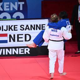 Judoka Van Dijke erhaelt Sonderpreis fuer das Tragen eines verletzten