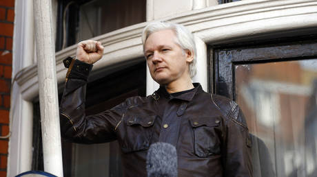 Julian Assange macht Karl III einen „koeniglichen Antrag — World