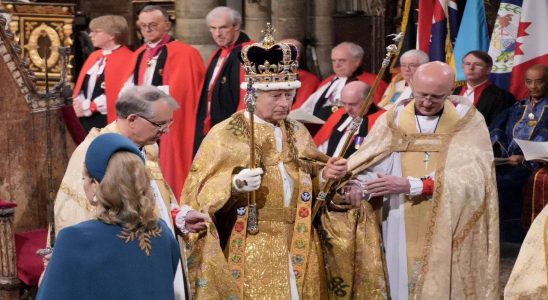 Koenig Karl III traegt zur Kroenung die St Edwards Crown