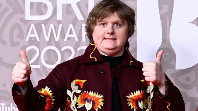 Lewis Capaldi erhaelt zu seinen Ehren eine gruselige Statue an