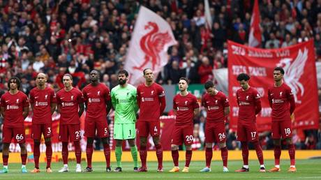 Liverpool Fans buhen am Kroenungstag die Nationalhymne aus — World