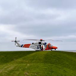 Mann der ins Wasser geraten ist ueberlebt die Nacht auf