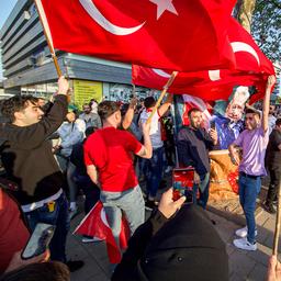 Mann durch Feuerwerksparty von Erdogan Anhaengern in Den Haag schwer verletzt