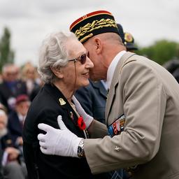 Marie Scott 96 entzuendet als erste weibliche Veteranin das Feuer