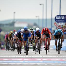 Matthews gewinnt Giro Etappe mit schwierigem Finale Evenepoel ist Zweiter vor