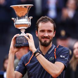 Medvedev gewinnt das erste Sandplatzturnier seiner Karriere in Rom auf