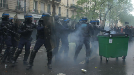 Mehr als 100 Polizisten bei Protesten zum franzoesischen Tag der