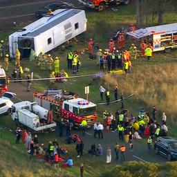 Mindestens achtzehn Kinder nach Busunfall in Australien schwer verletzt