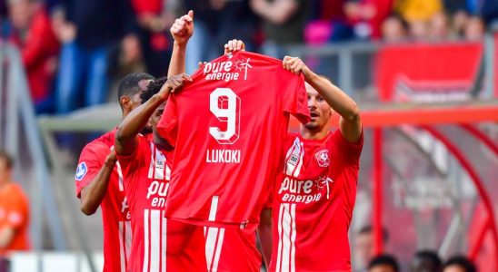 NEC wird vom FC Twente ueberspielt und sieht dass die