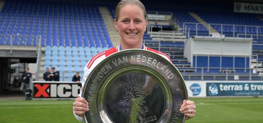 Nach fuenf langen Jahren sind die Ajax Frauen wieder Meister „Schaal