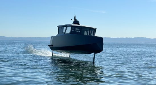 Naviers elektrische Tragfluegelboote befahren die Wasserstrassen der Westkueste um erste