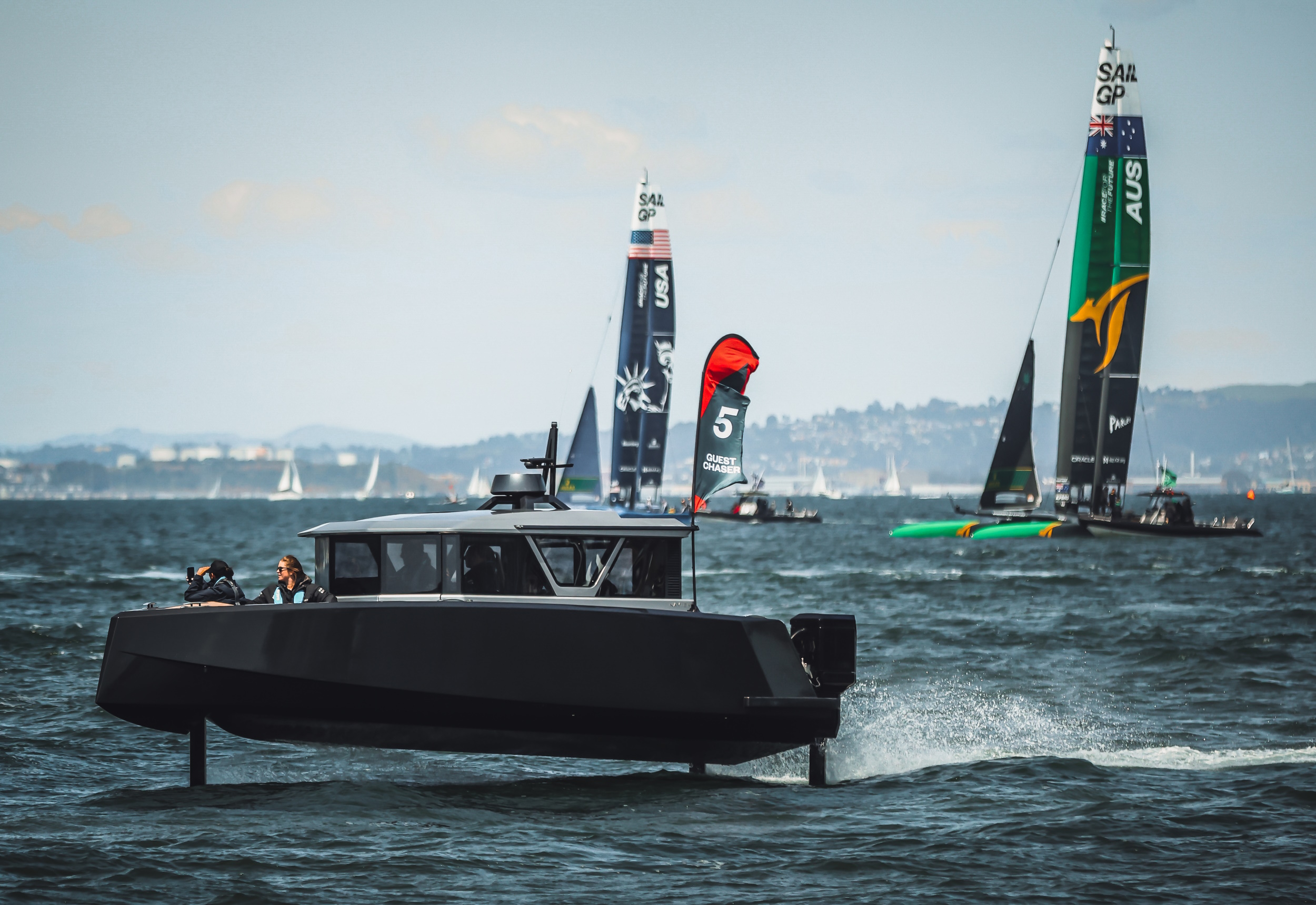 Naviers elektrische Tragfluegelboote befahren die Wasserstrassen der Westkueste um erste