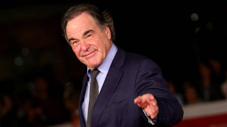 Oliver Stone enthuellt „Mediendiaet — Unterhaltung