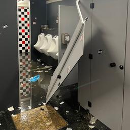 PSV und Ajax Fans verursachen Schaden in De Kuip kaputte Toiletten