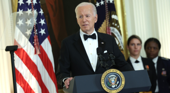 Praesident Biden spricht sich waehrend des Streiks fuer Schriftsteller aus