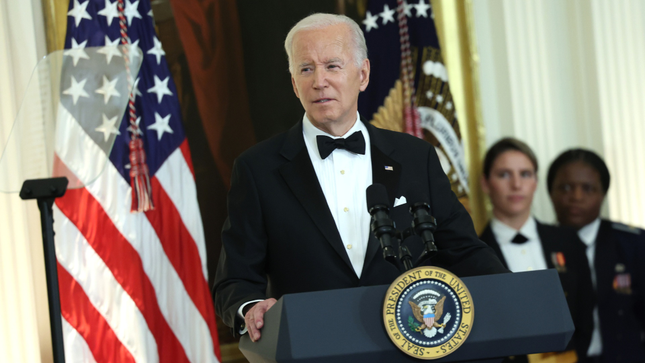 Praesident Biden spricht sich waehrend des Streiks fuer Schriftsteller aus