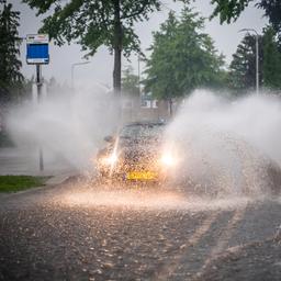 Probleme durch Regen und Gewitter auf Strasse und Schiene in